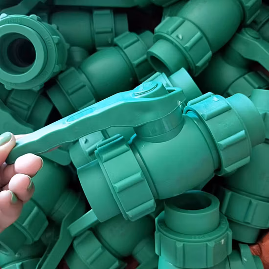 Todo tipo de accesorios de tubería PPR de suministro de fábrica Válvula de bola de unión doble de color verde para el hogar
